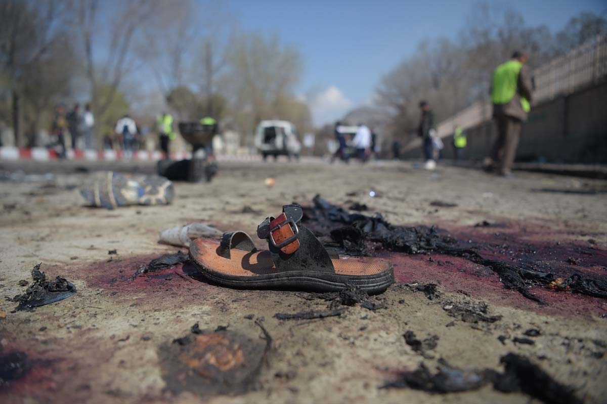 Una sandalia es vista en el lugar de un atentado suicida en Kabul que dejó 26 muertos el 21 de marzo de 2018