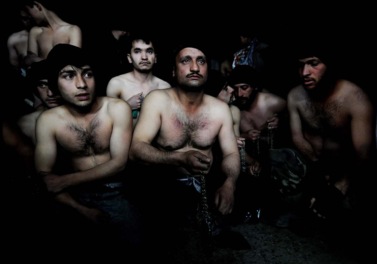 Jóvenes participantes de la fiesta chiita de Ashura en una mezquita de Kabul, el 15 de enero de 2008