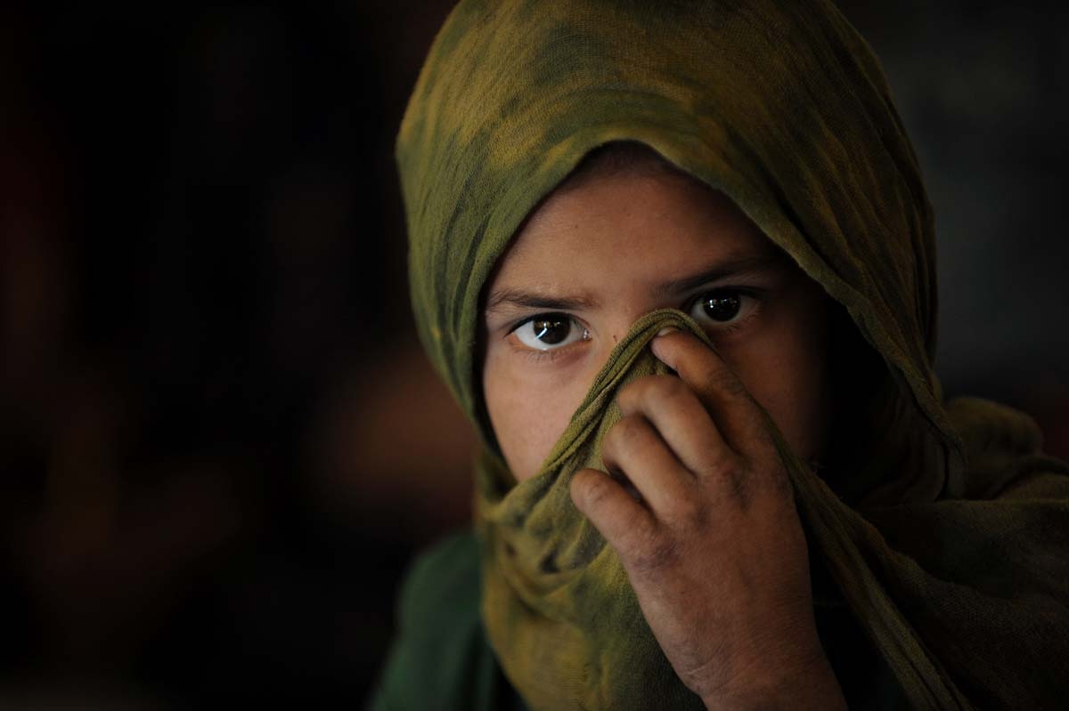Una joven afgana de la tribu nómade Kuchi se cubre el rostro en Kabul, el 27 de octubre de 2017