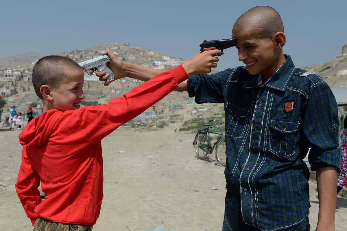 Niños afganos juegan con armas de plástico en Kabul, el 31 de julio de 2013 (AFP / Shah Marai)