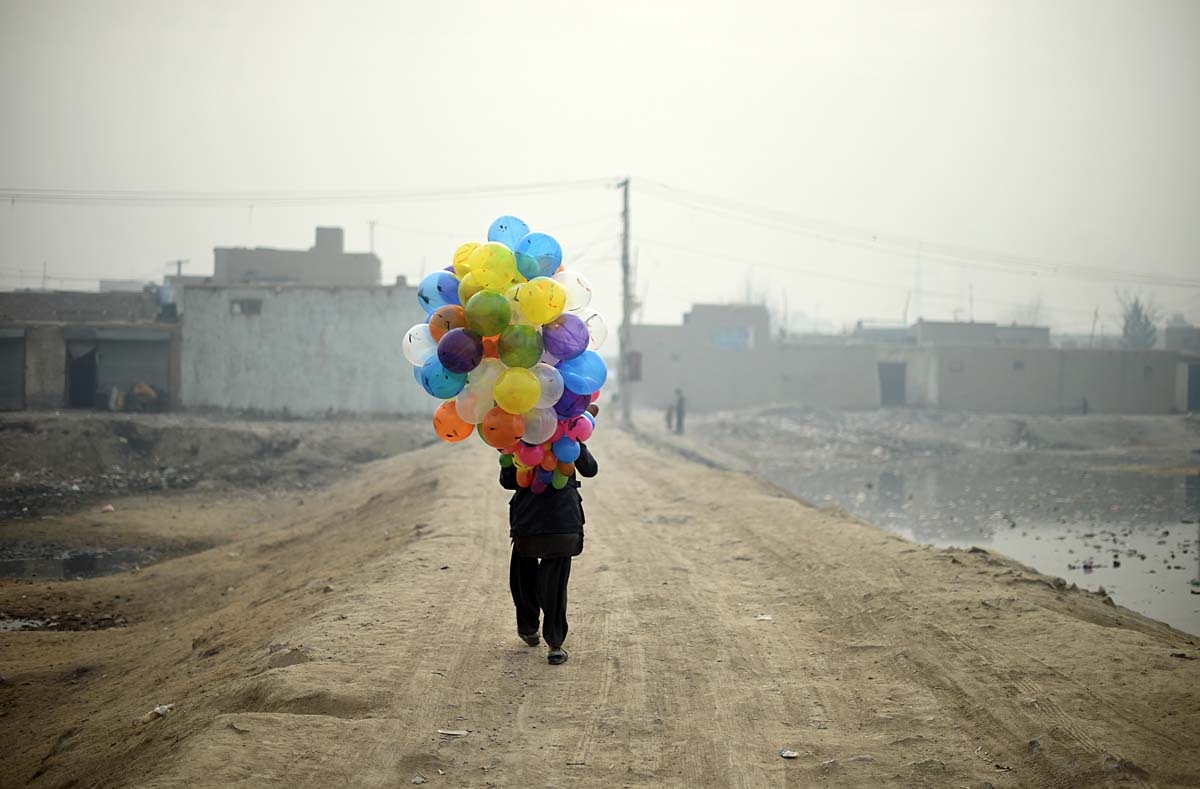 Un vendedor de globos en un barrio de Kabul, el 12 de enero de 2015