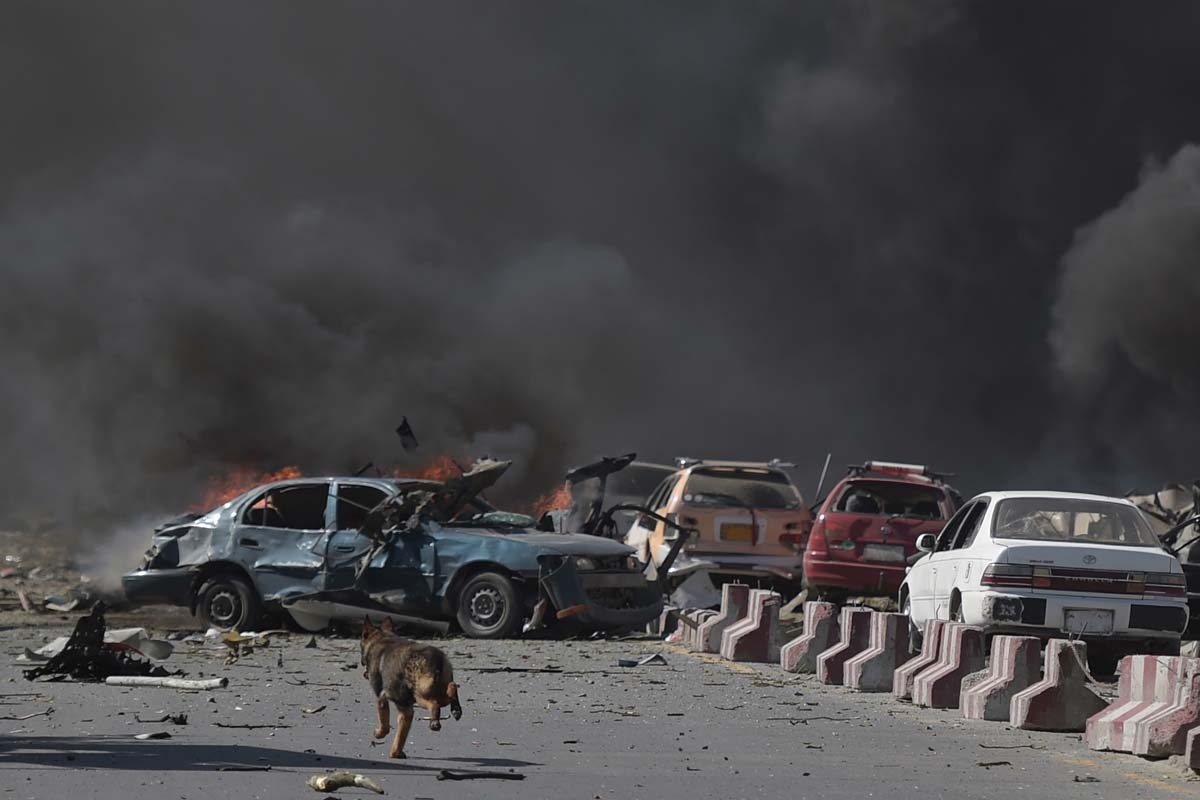 Escenario tras un atentado con coche bomba que dejó 90 muertos en Kabul, el 31 de mayo de 2017