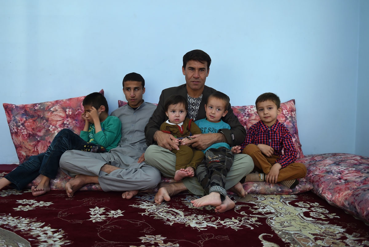 Shah Marai junto a sus cinco hijos varones en su casa de Kabul, el 6 de mayo de 2016