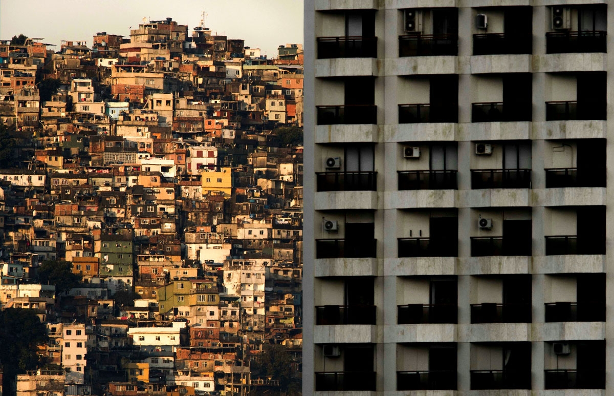 View of Rocinha (L) favela, in the background of a building of Sao Conrado neighborhood, the closest and one of the richest areas of Rio de Janeiro on Septemper 27, 2017.