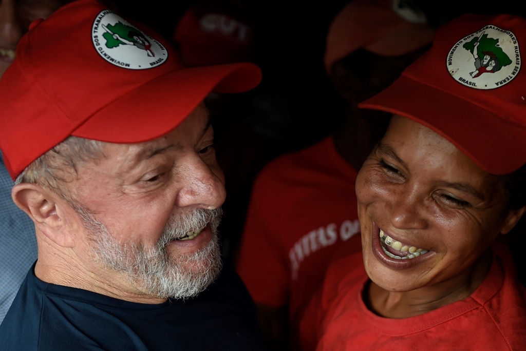 Lula charla con miembros del Movimiento de los Trabajadores sin Tierra (MST) en una visita a su campo en Itatiaiucu, en Minas Gerais, Brasil, el 21 de febrero de 2018.
