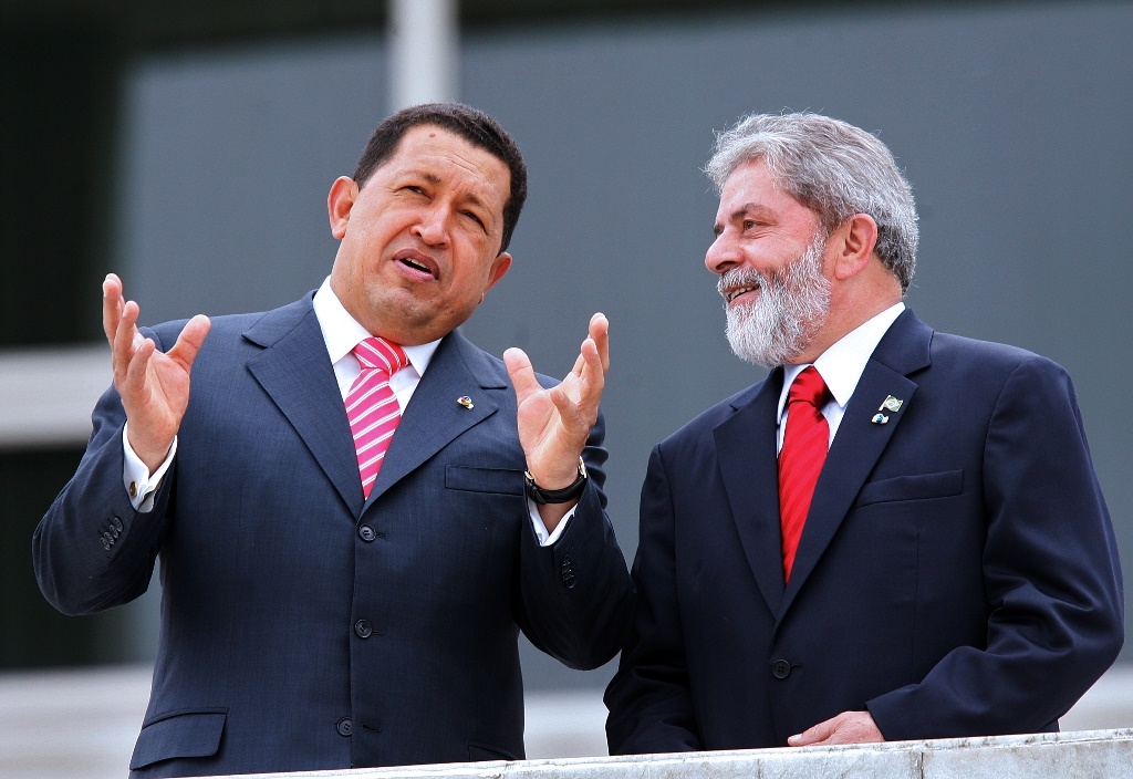 Lula escucha al expresidente venezolano Hugo Chavez en el palacio Planalto de Brasilia. el 7 de diciembre de 2006