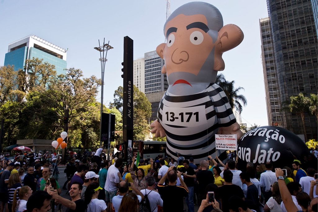 La multitud sostiene un muñeco inflable de Lula vestido de preso, en una protesta contra la presidenta brasileña Dilma Roussef y el Partido de los Trabajadores (PT), en Sao Paulo, Brasil, el 30 de agosto de 2015.