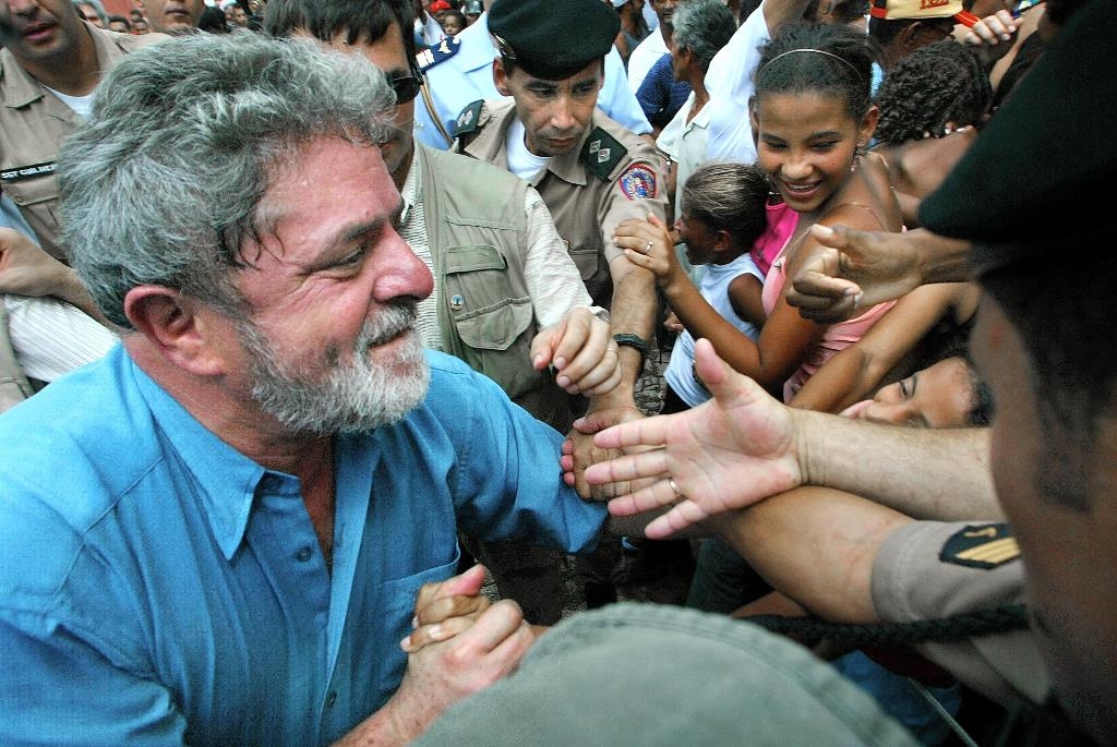 Lula da las manos a partidarios en Itinga, Brasil, el 11 de enero de 2003.