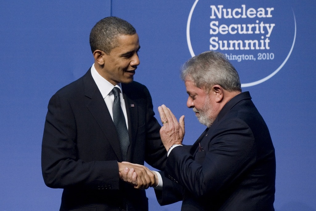 El expresidente estadounidense Barack Obama saluda a Lula a su llegada a la cena en la Cumbre de Seguridad Nuclear en Washington, el 12 de abril de 2010.