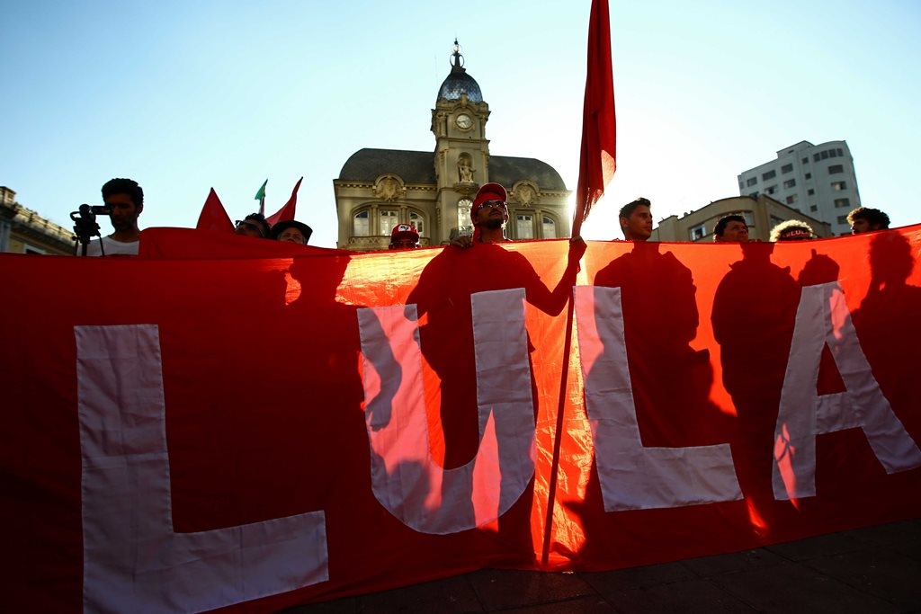 Partidarios de Lula sostienen una pancarta gigante con su nombre en una manifestación en la plaza Generoso Marqués de Curitiba, Brasil, el 13 de septiembre de 2017