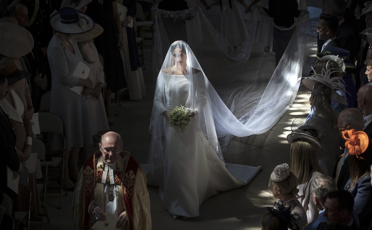 US actress Meghan Markle (C) walks down the aisle in St George's Chapel, Windsor Castle, in Windsor, on May 19, 2018 during her wedding to Britain's Prince Harry, Duke of Sussex. / AFP PHOTO / POOL / Danny Lawson