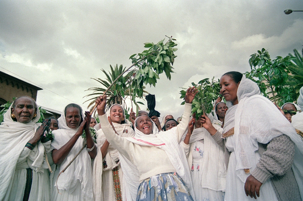 Un groupe de femmes chante et danse dans les rues du port de Massawa, sur la mer Rouge, le 25 avril 1993, pour fêter les résultats du référendum scellant l'indépendance de l'Erythrée au terme d'une guerre de trente ans avec l'Ethiopie.