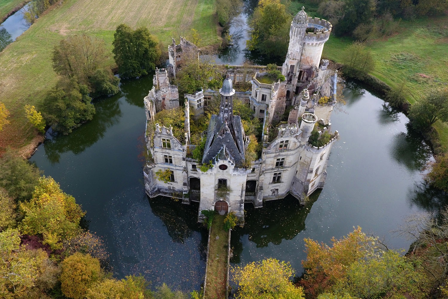 A picture taken on November 3, 2017 shows an aerial view of the ruined castle of La Mothe-Chandeniers, in Les Trois-Moutiers, central western France. Specialized in the rescue of old stones, the crowdfunding site Dartagnans.fr and the association Adopte u