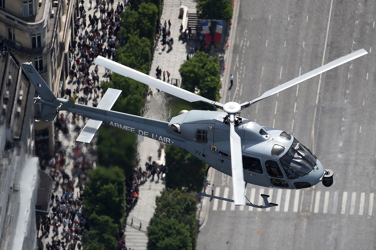 Vista aérea de un helicóptero Fennec del ejército francés en París, el 14 de julio de 2017