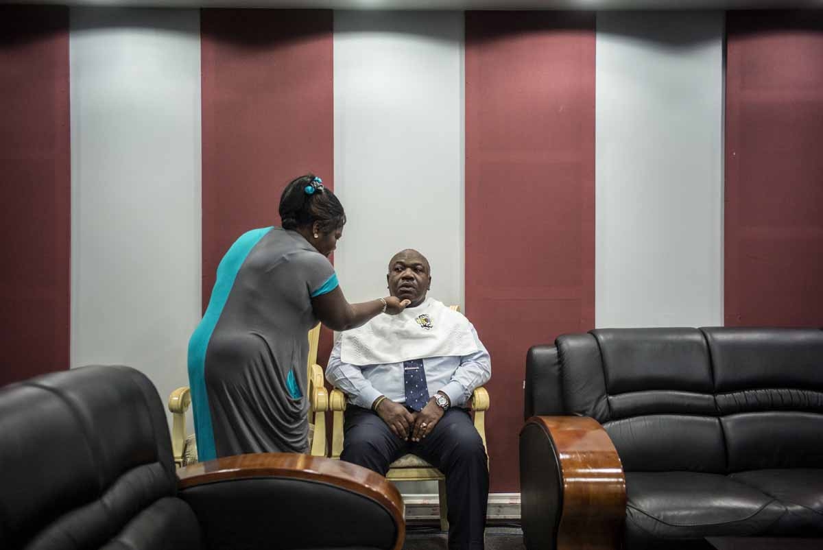 Incumbent Gabonese President Ali Bongo Ondimba sits for make up ahead of tonight's televised electoral debate on August 24, 2016 at the Gabon National Television building in Libreville. / AFP PHOTO / MARCO LONGARI