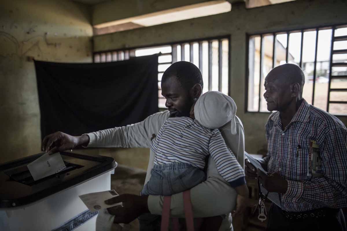 Gabonese voters queue to cast their ballots during the Presidential Election on August 27, 2016 in Libreville.