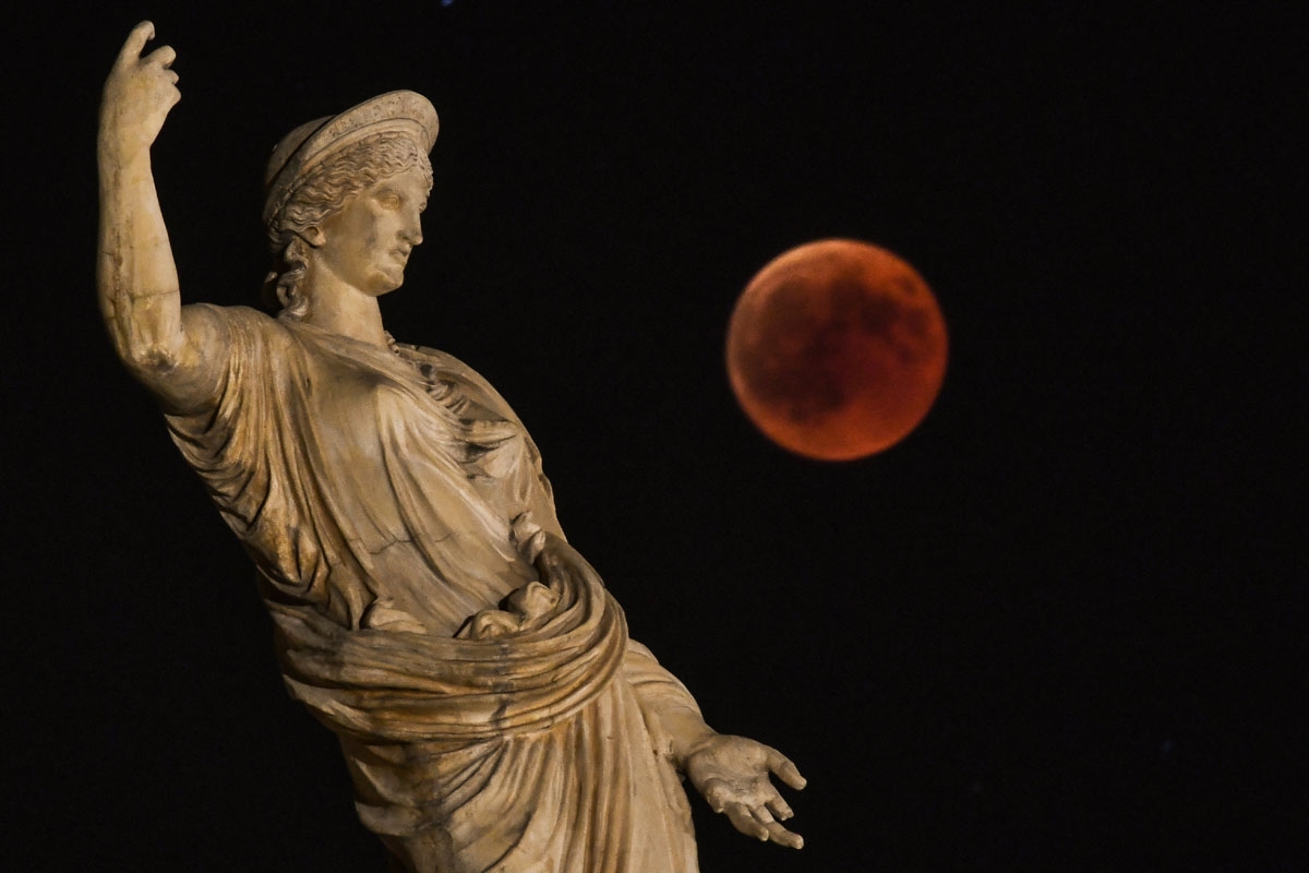 Estatua de la diosa griega Hera, en el centro de Atenas, el 27 de julio de 2018