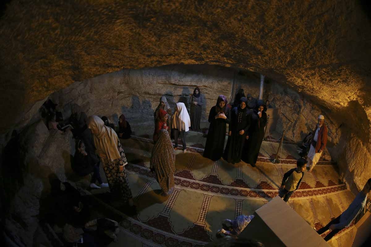Mujeres rezan bajo el domo de Al-Aqsa en la ciudad antigua de Jerusalén, en abril de 2017