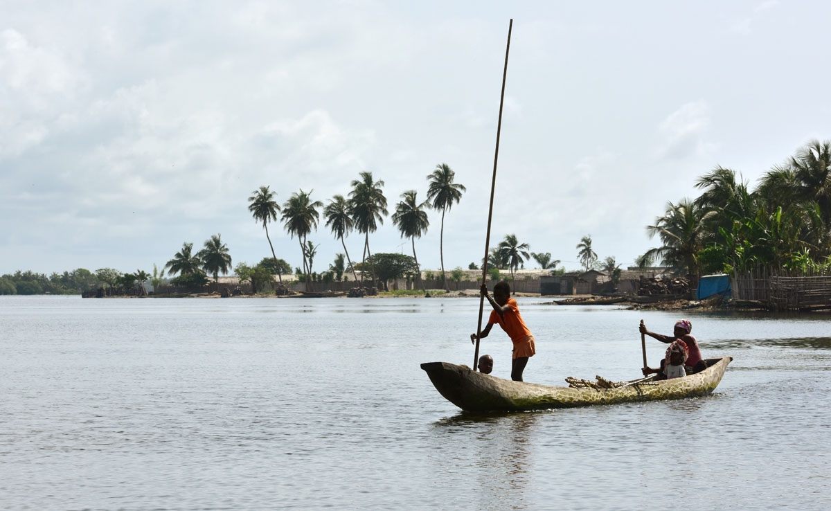 Members of family cross the Bandama river aboard a boat on November 3, 2016 near the city of Grand-Lahou, southwestern Ivory Coast