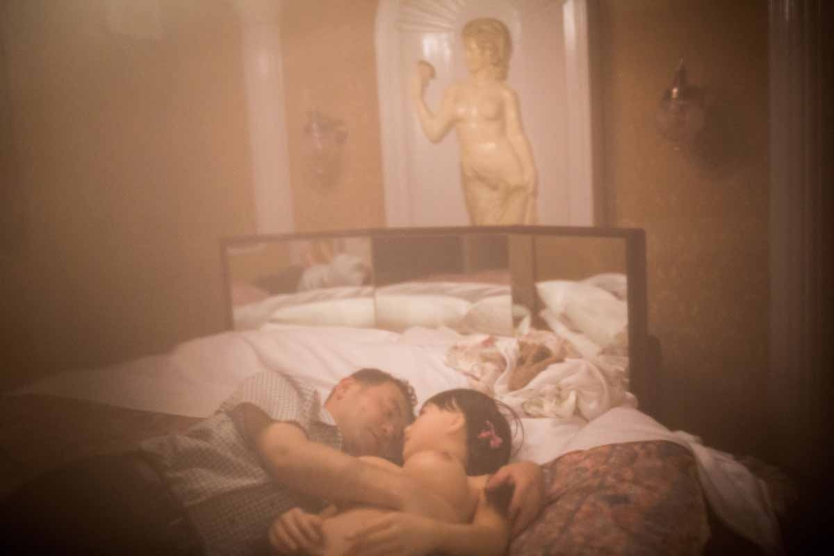 Masayuki Ozaki abraza a su muñeca de sililcona en un Motel, en la prefectura japonesa de Yachimata, el 13 de junio de 2017.