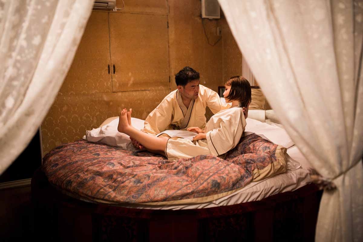 El masajista Masayuki Ozaki pone en la cama a su muñeca sexual de silicona Mayu, en un hotel de la localidad japonesa de Yachimata, el 13 de junio de 2017.