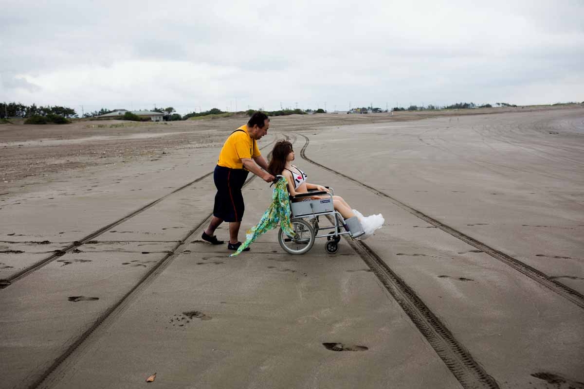 Senji Nakajima lleva su muñeca de silicona a la playa, en la prefectura japonesa de Chiba, el 14 de junio de 2017
