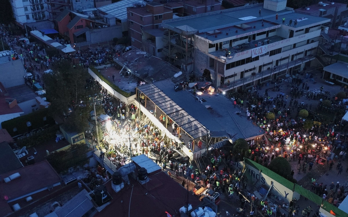 Mexican rescue teams look for people trapped in the rubble at the Enrique Rebsamen elementary school in Mexico City on September 20, 2017. A devastating quake in Mexico on Tuesday killed more than 100 people, according to official tallies, with a prelimi
