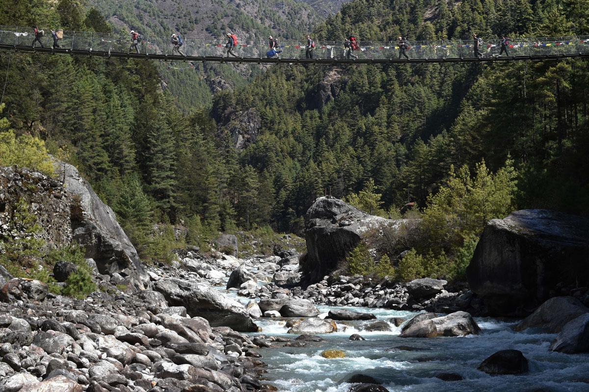 Des randonneurs près de Labja Dorhan, en chemin vers Namche Bazar, le 17 avril 20