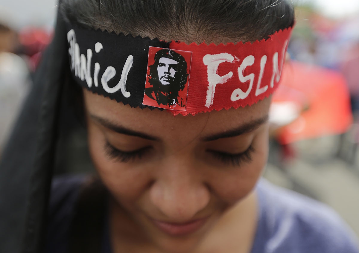 A supporter of Nicaraguan President Daniel Ortega takes part in a pro-FSLN government rally on Nicaragua's National Mothers Day at the Rotonda Hugo Chavez in Managua on May 30, 2018. /