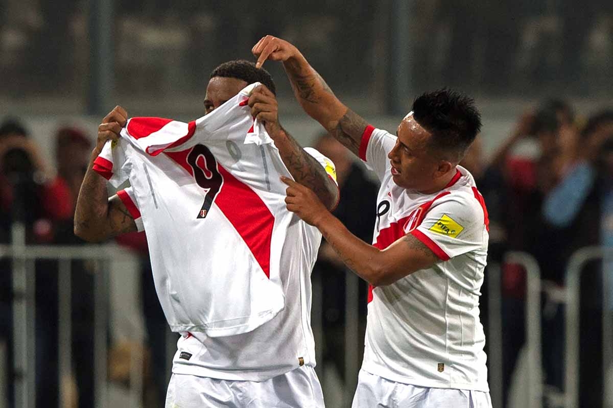 Peru's Christian Cueva (R) and Jefferson Farfan show a number nine jersey in support of their suspended teammate Paolo Guerrero, during their 2018 World Cup qualifying play-off second leg football match against New Zealand in Lima, Peru, on November 15, 2