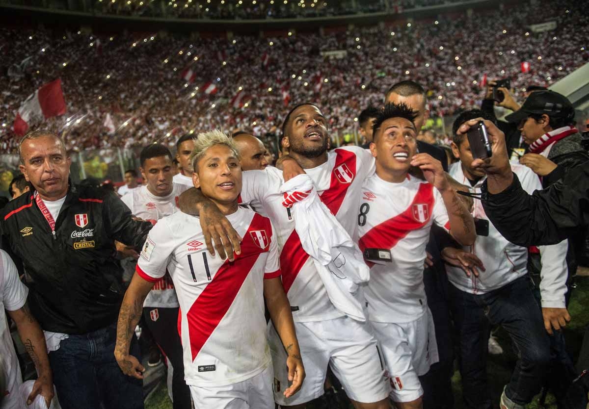 Raul Ruidiaz (I), Jefferson Farfán (C) y Christian Cueva (D) celebrate after defeating New Zealand by 2-0 and qualifying for the 2018 football World Cup, in Lima, Peru, on November 15, 2017.