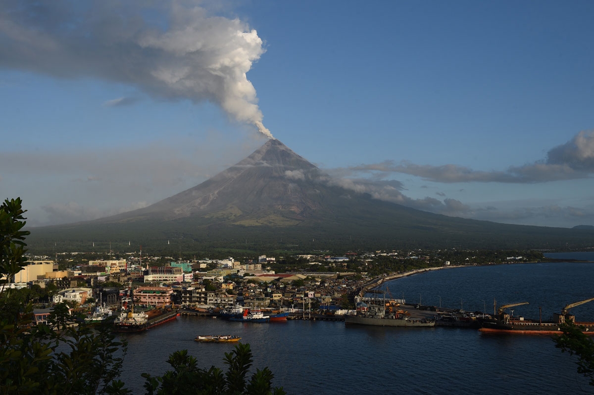 El Mayon, detrás de Legaspi, el 31 de enero de 2018