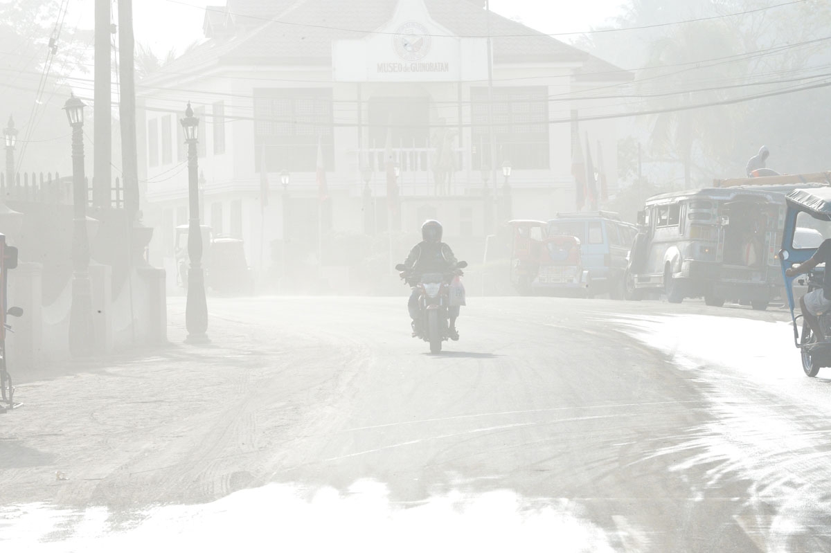 Un motorista conduce entre cenizas en la ciudad filipina de Guinobatan, el 30 de enero de 2018.