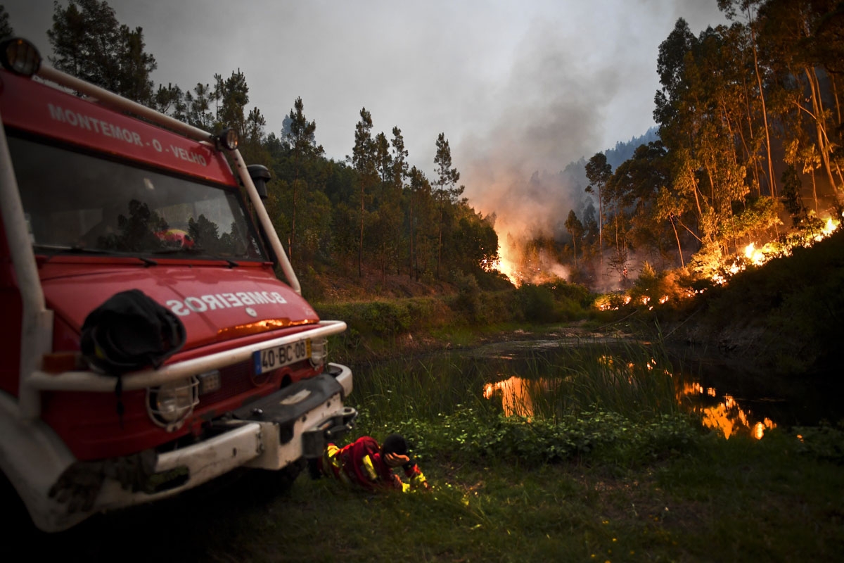 Bomberos descansan en Penela, Coimbra, Portugal, el 18 de junio de 2017