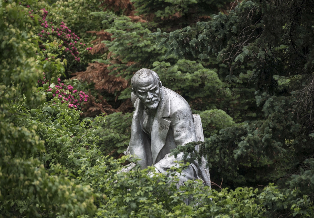Estatua de Lenin en el jardín botánico de San Petesburgo, el 25 de junio de 2017
