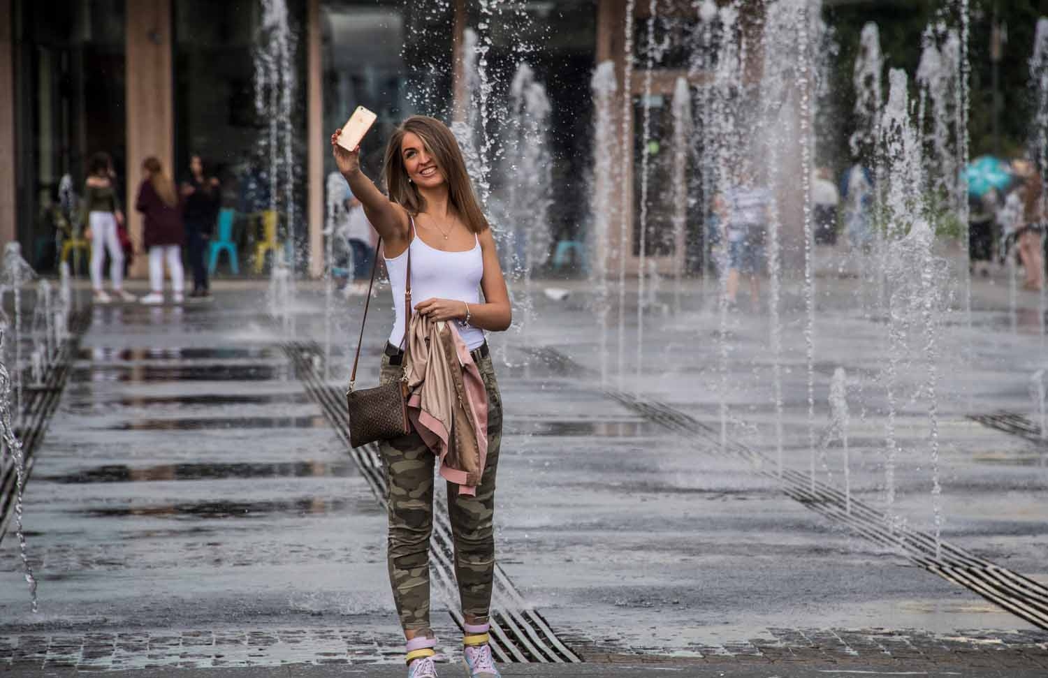 Una chica se hace un selfi en el parque Muzeon de Moscú, el 19 de julio de 2017