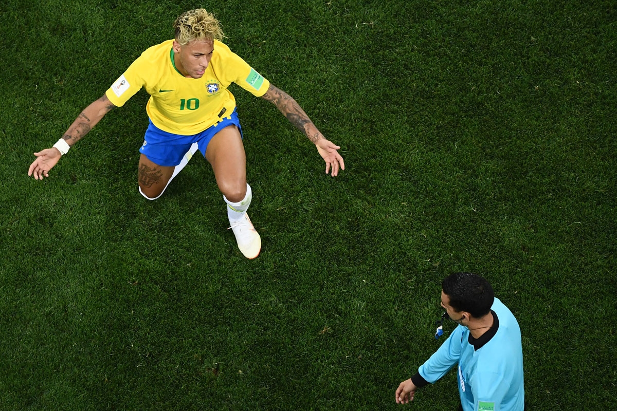 Brazil's forward Neymar reacts in front of referee Cesar Ramos during the Russia 2018 World Cup Group E football match between Brazil and Switzerland at the Rostov Arena in Rostov-On-Don on June 17, 2018. / AFP PHO