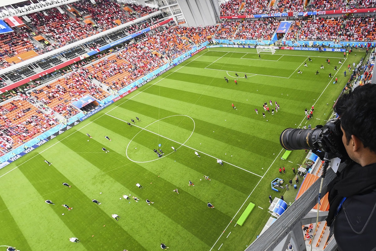 El fotógrafo Jewel Samad sobre la pasarela del estadio de Ekaterinburgo, antes del inicio del partido entre Francia y Perú, el 21 de junio de 2018