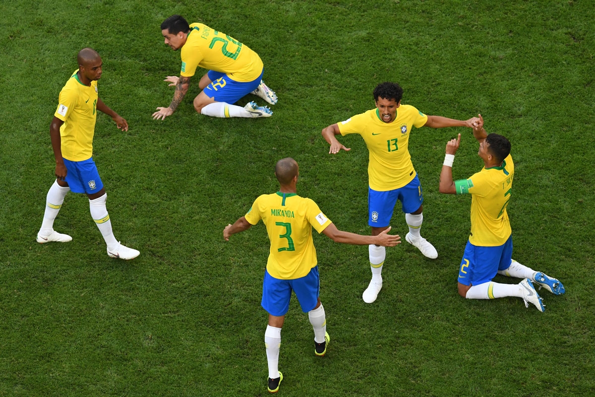 Brazil's players celebrate at the end of the Russia 2018 World Cup round of 16 football match between Brazil and Mexico at the Samara Arena in Samara on July 2, 2018. / AFP PHOTO / Kirill KUDRYAVTSEV / RESTRICTED TO EDITORIAL USE - NO MOBILE PUSH ALERTS/D
