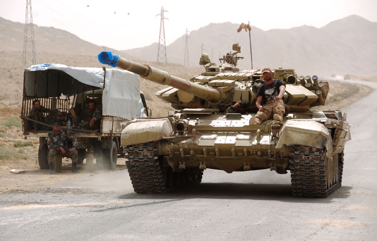 Un tanque conducido por fuerzas del régimen sirio recorre las calles de Palmira, el 25 de marzo de 2016