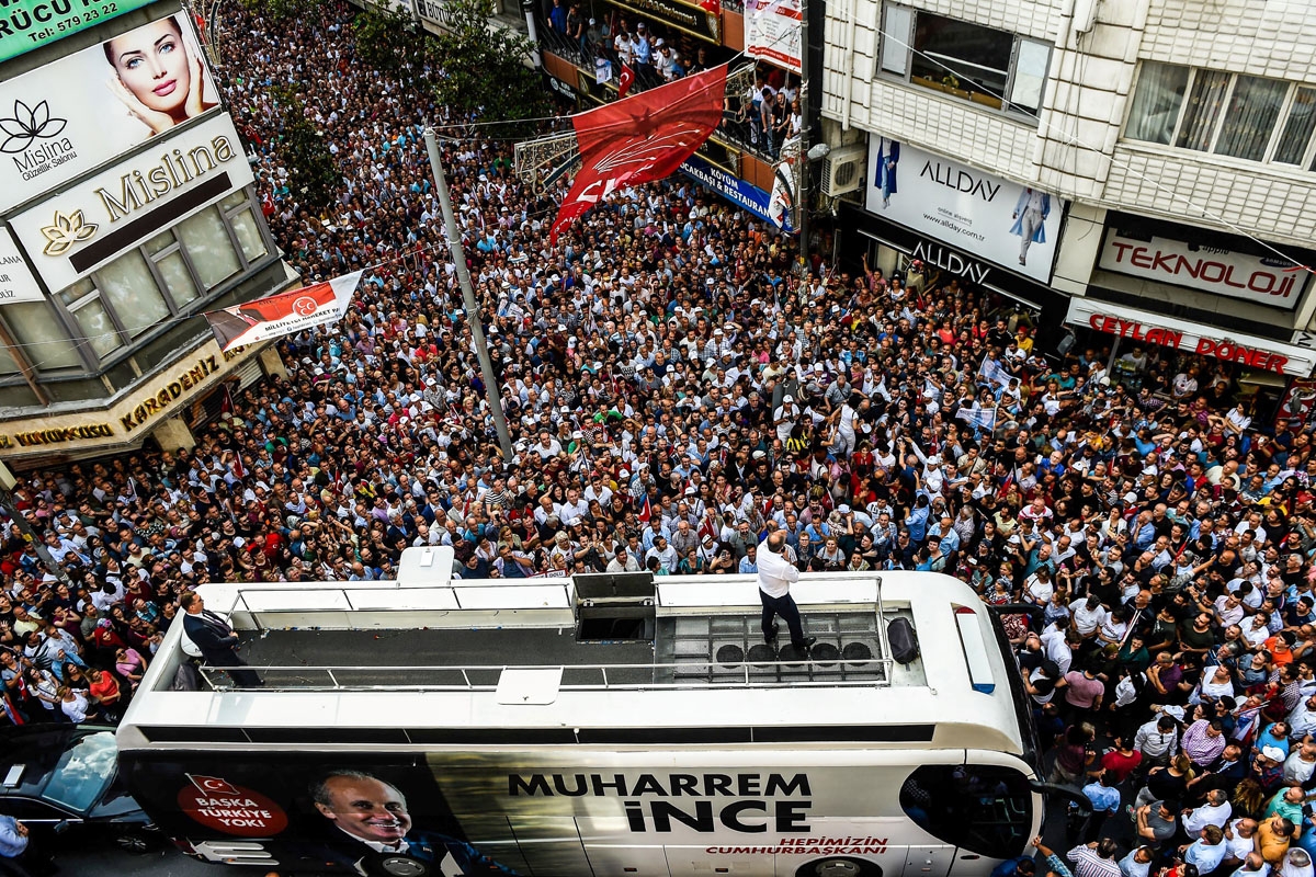 Muharrem Ince, Presidential candidate of Turkey's main opposition Republican People's Party (CHP), delivers a speech from the roof of a bus during a campaign meeting in Istanbul on June 10, 2018,