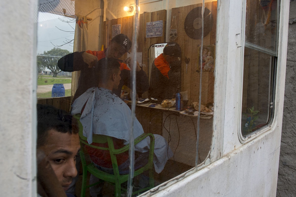 Inmates are seen in a hairdressing salon at the Punta de Rieles prison in Montevideo on May 05, 2016. 