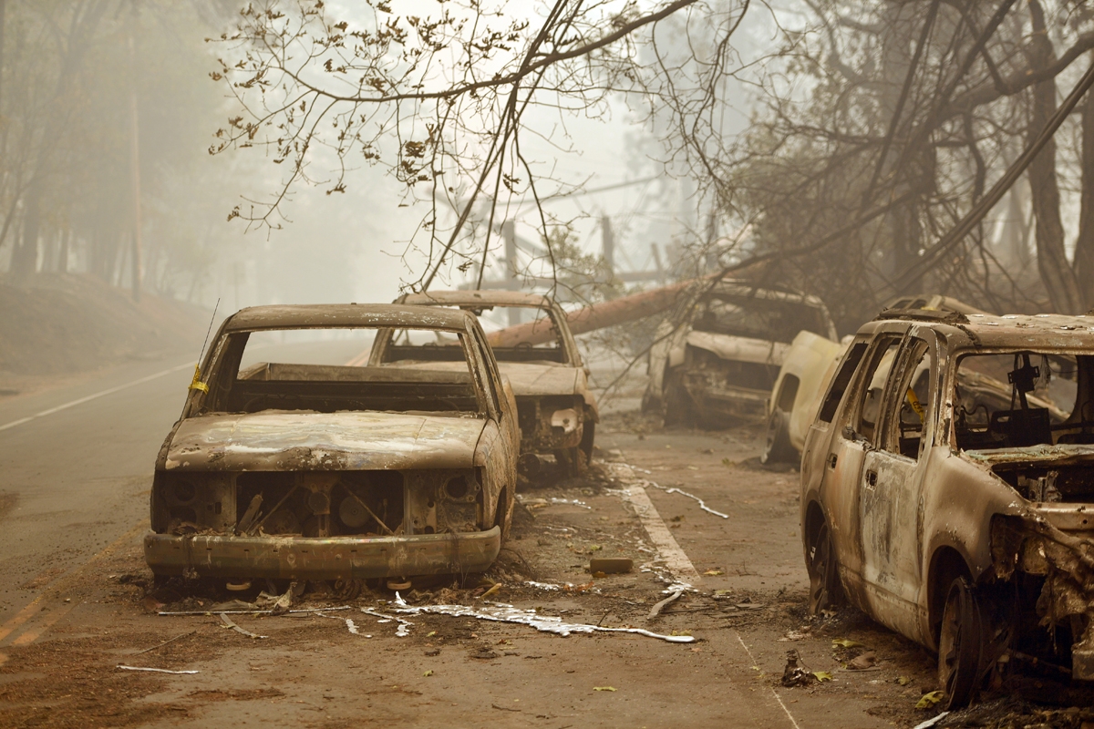 Automóviles quemados en una carretera en el incendio Camp en Paradise, el 12 de noviembre de 2018.