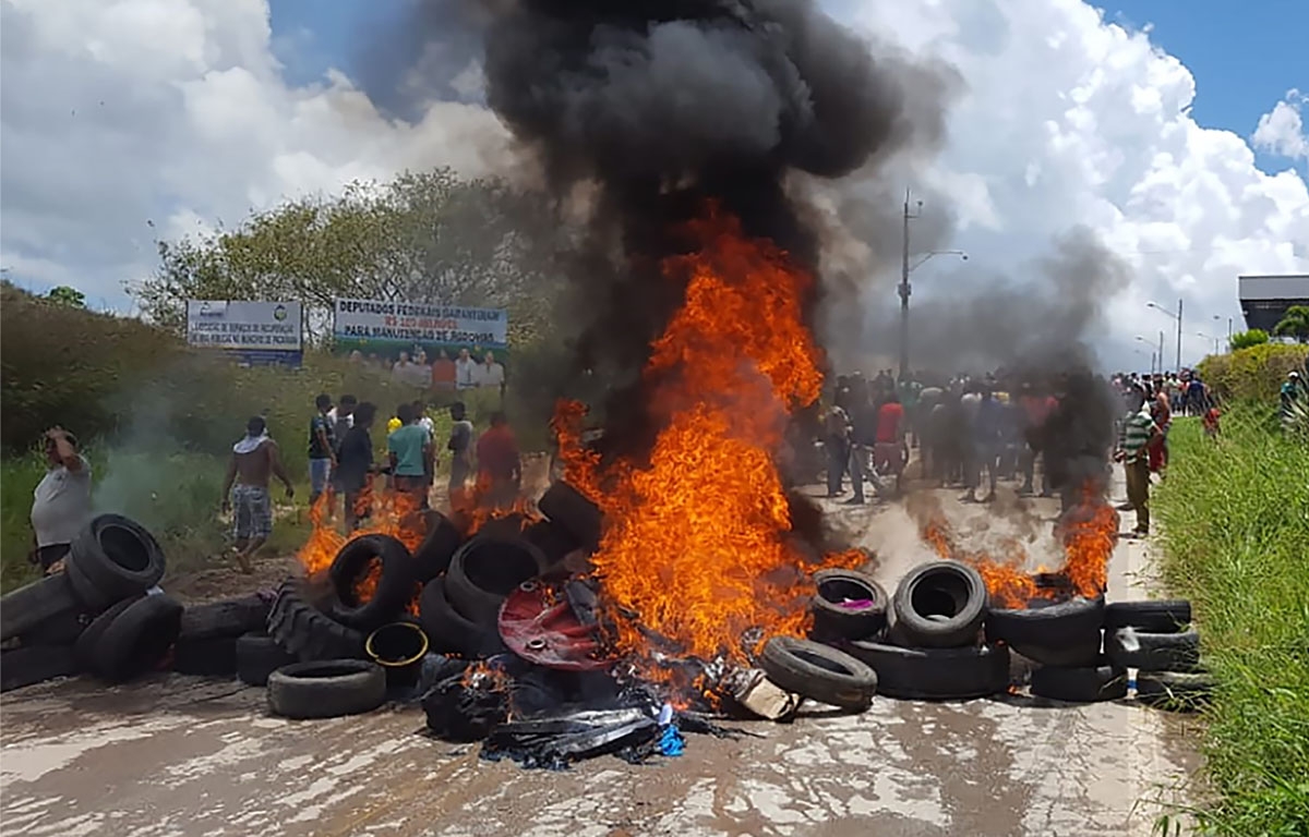 Pacaraima residents burn tires and belongings of Venezuelan migrants after attacking their two main makeshift camps, August 18, 2018.