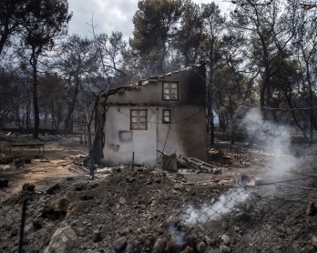 A photo shows a burned house following a wildfire at the village of Neos Voutzas, near Athens, on July 24, 2018.   Fifty people have died and 170 have been injured in wildfires ravaging woodland and villages in the Athens region, as Greek authorities rush