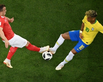 Brazil's forward Neymar (L) vies with Switzerland's forward Xherdan Shaqiri during the Russia 2018 World Cup Group E football match between Brazil and Switzerland at the Rostov Arena in Rostov-On-Don on June 17, 2018. / AFP PHOTO / Jewel SAMAD / RESTRICTE