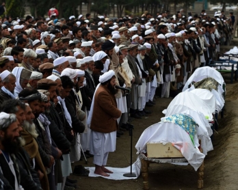 Funerales de una familia de migrantes afganos que pereció tratando de cruzar el mar Egeo entre Turquí y Grecia, el 12 de marzo de 2016 en Kabul