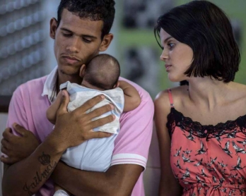 Mateus, Kleisse y su bebé Pietro, quien padece microcefalia luego de que su madre fuera picada por el mosquito Aedes aegypti, acuden a un hospital en Salvador de Bahia, el 28 de enero de 2016